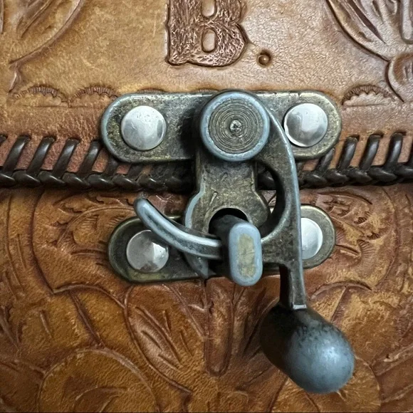 Vintage 70s 80s Hand Tooled Buckstitched Leather Shoulder Saddle Bag - Picture 4 of 16